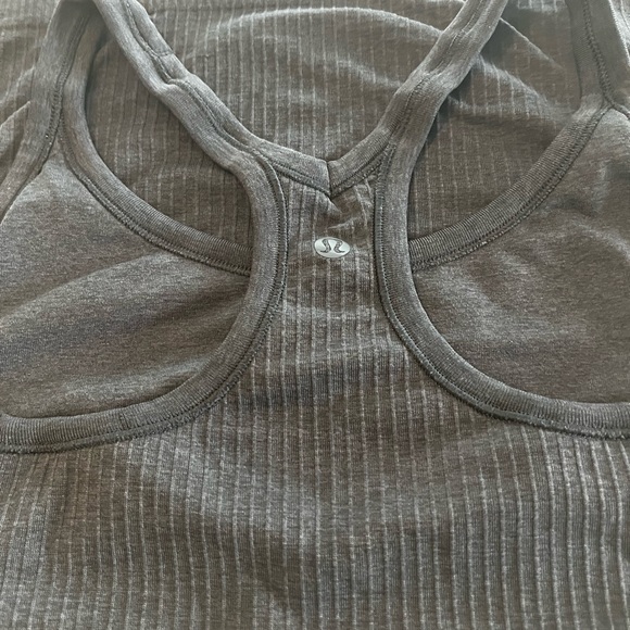 Ebb tank from lululemon great condition no piling only worn a few times size 6 - Picture 5 of 5